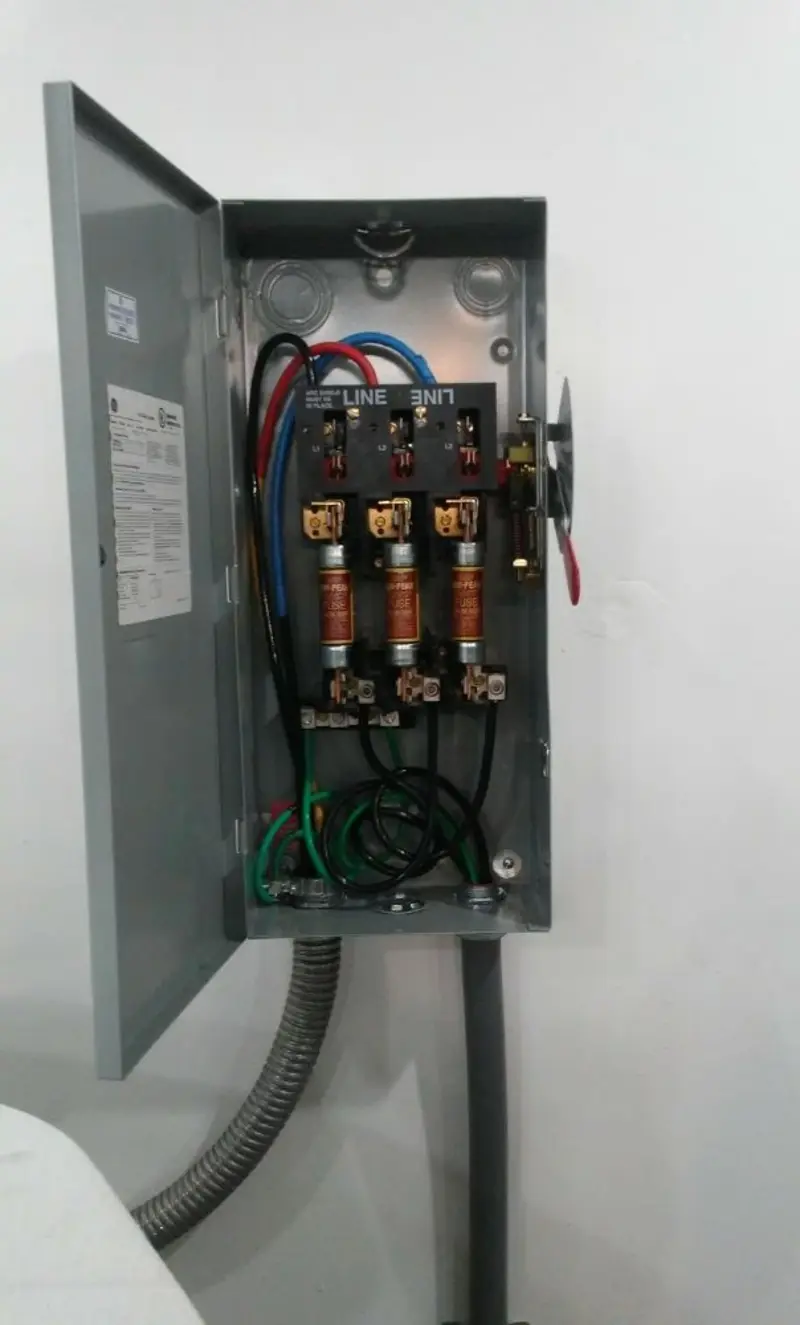 Three-phase disconnect switch installed for Smoke Detector Installation in Columbiana